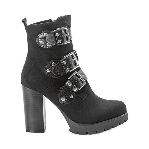 Botas pretas no posto Corgi preto