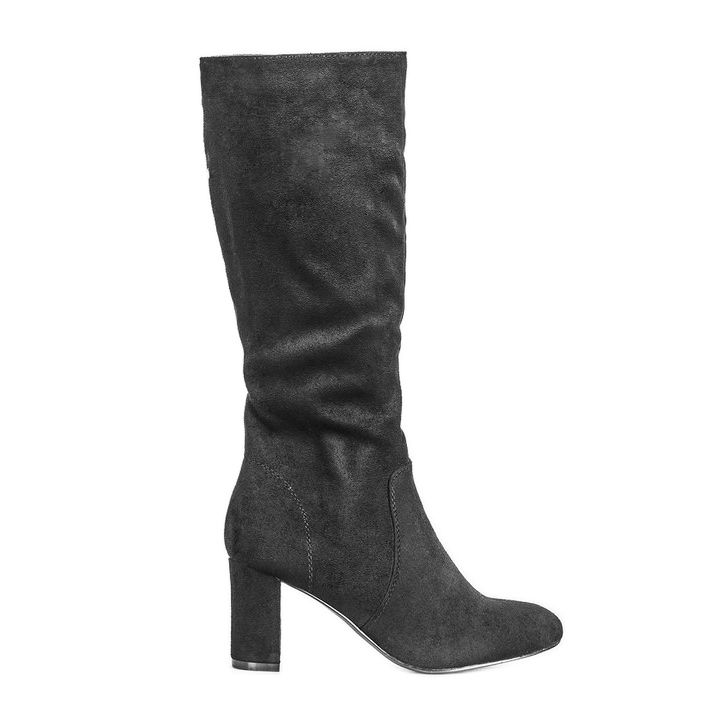 Botas pretas na postagem de Margot preto