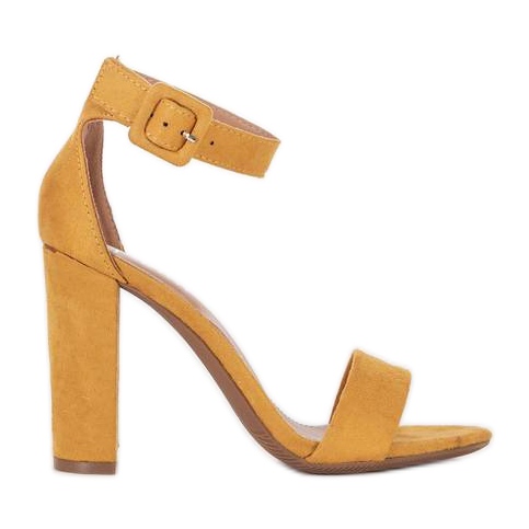 Sandálias amarelas no post da Magic Woman amarelo