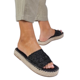 Flipers de mulheres negras com cinto trançado preto