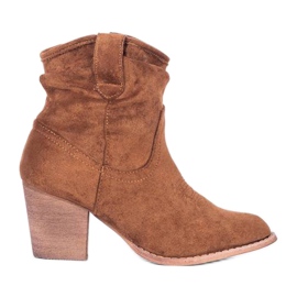 Botins marrons no poste Lea marrom