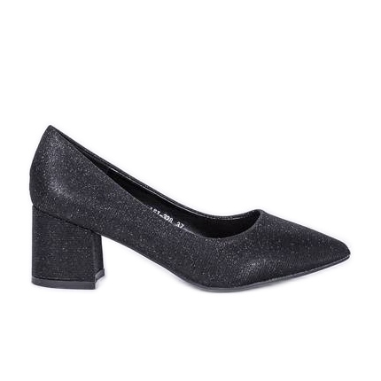 Sapatos pretos brilhantes no posto de Laita