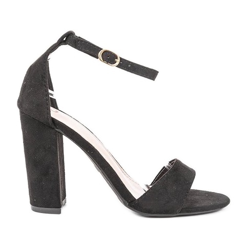 Sandálias pretas no poste da Beti preto