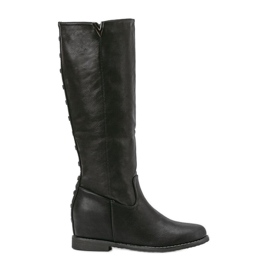Botas pretas em uma cunha de Heis coberta preto