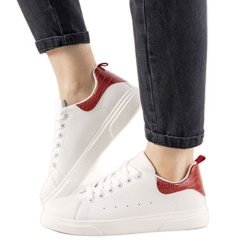 Tênis vermelho e branco em uma sola grossa de Influ