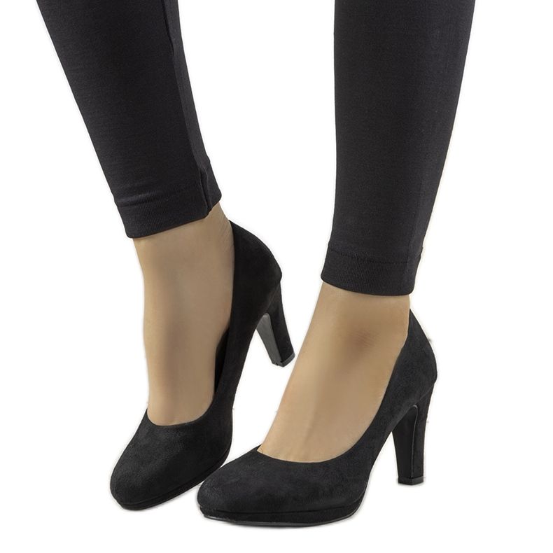 Sapatos pretos em um poste de couro ecológico Sara