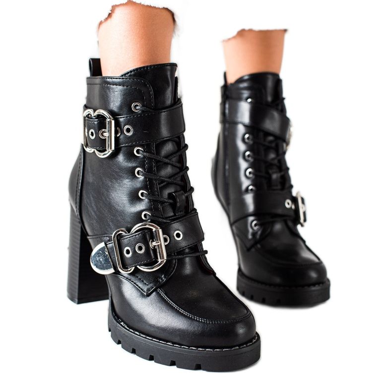 Erynn Botas pretas em um poste alto preto