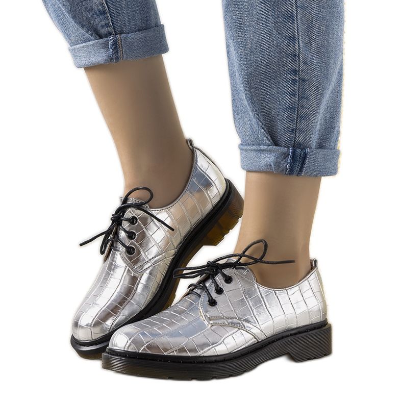 Oxfords de prata no padrão de pele de crocodilo Flaure