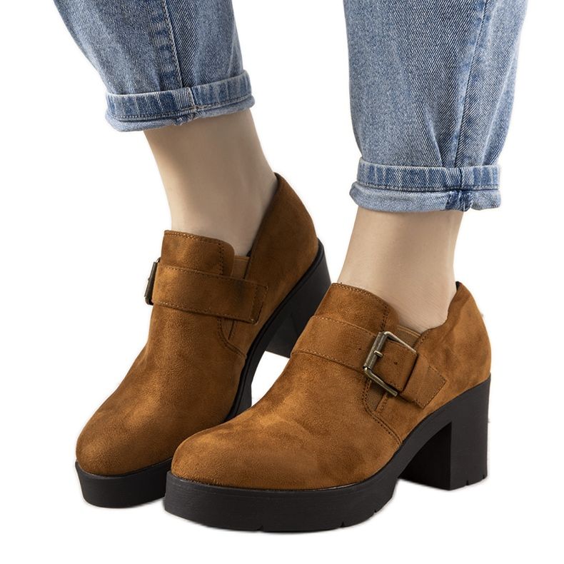 Sapatos de camelo no posto Leonie castanho