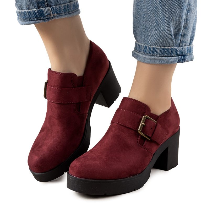 Maroon Brogues no posto de Leonie vermelho