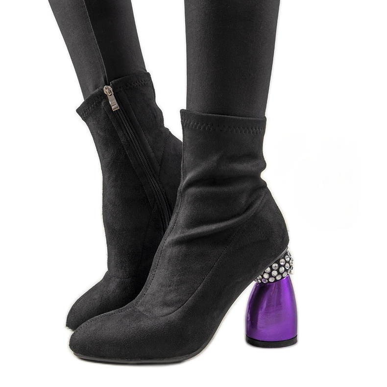 Botas pretas em um poste decorativo de Bazin preto