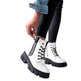 TRENDI Trabalhadores com nós brancos na plataforma