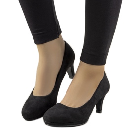 Sapatos pretos em um alfinete da Eiffel