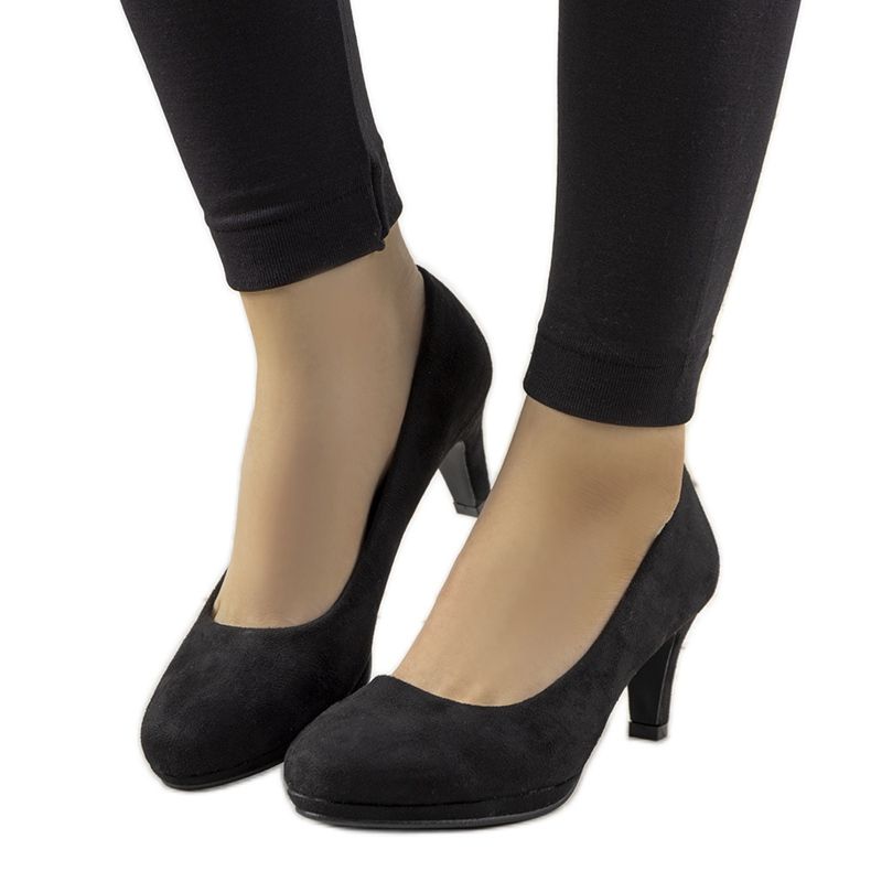 Sapatos pretos em um alfinete da Eiffel Sapatos pretos em um alfinete da Eiffel