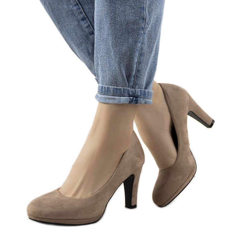 Sapatos bege em um pilar de couro ecológico Sara