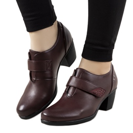 Maroon Brogues no posto Biermann vermelho multicolorido