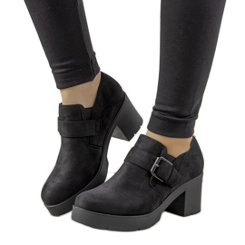 Sapatos pretos no poste de Leonie