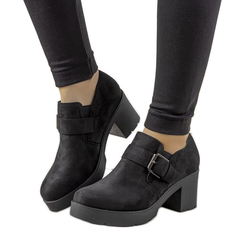 Sapatos pretos no poste de Leonie