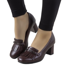 Sapatos Maroon em um poste feito de couro ecológico de Alice vermelho