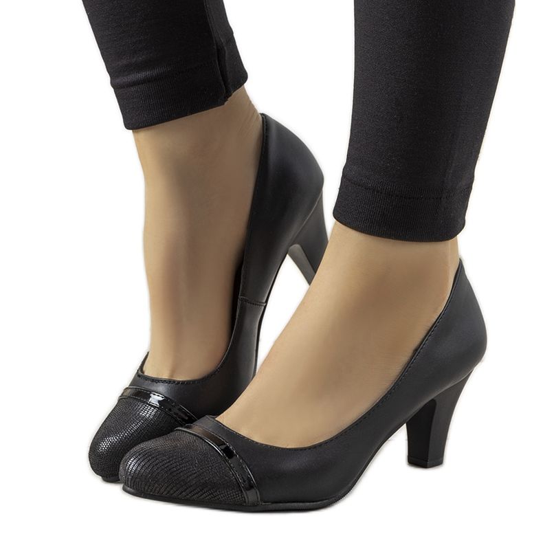 Sapatos pretos no posto Molina