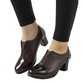 Brogues marrons no posto de Villareal marrom