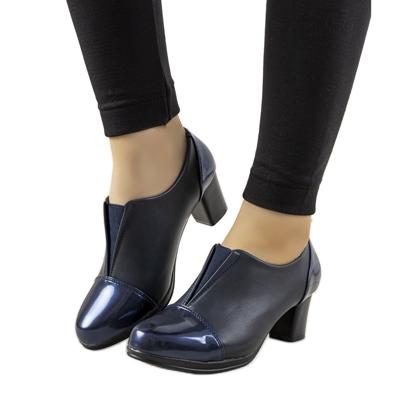 Sapatos azul marinho no posto de Villareal