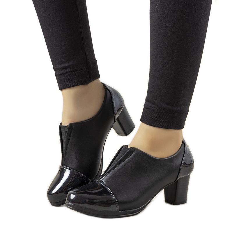 Sapatos pretos no posto de Villareal