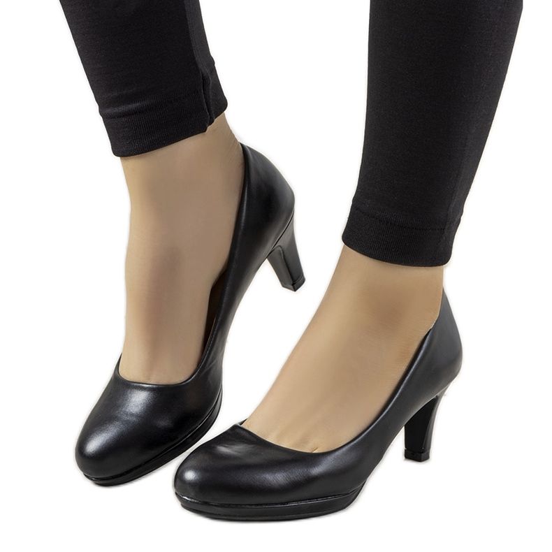 Sapatos pretos com salto agulha feito de couro ecológico Fink