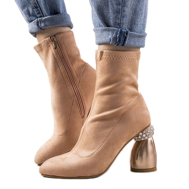 Botas rosa em um poste decorativo de Bazin