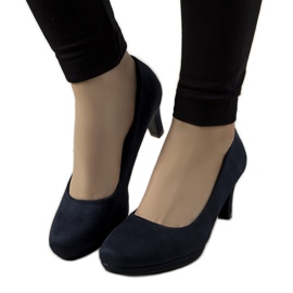 Sapatos azul marinho em um alfinete da Eiffel azul-marinho