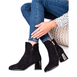 Goodin Botas pretas em um poste preto