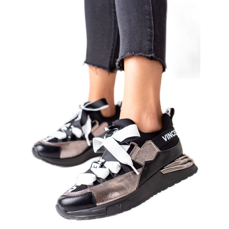 Tênis amarrado com fita VINCEZA preto dourado