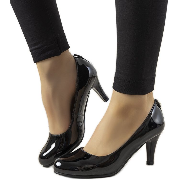 Bombas de laca preta no pilar Zamora preto