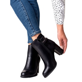 Erynn Botas elegantes em um poste preto