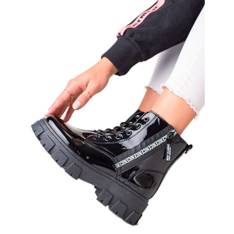 TRENDI Trabalhadores com nós negros na plataforma preto