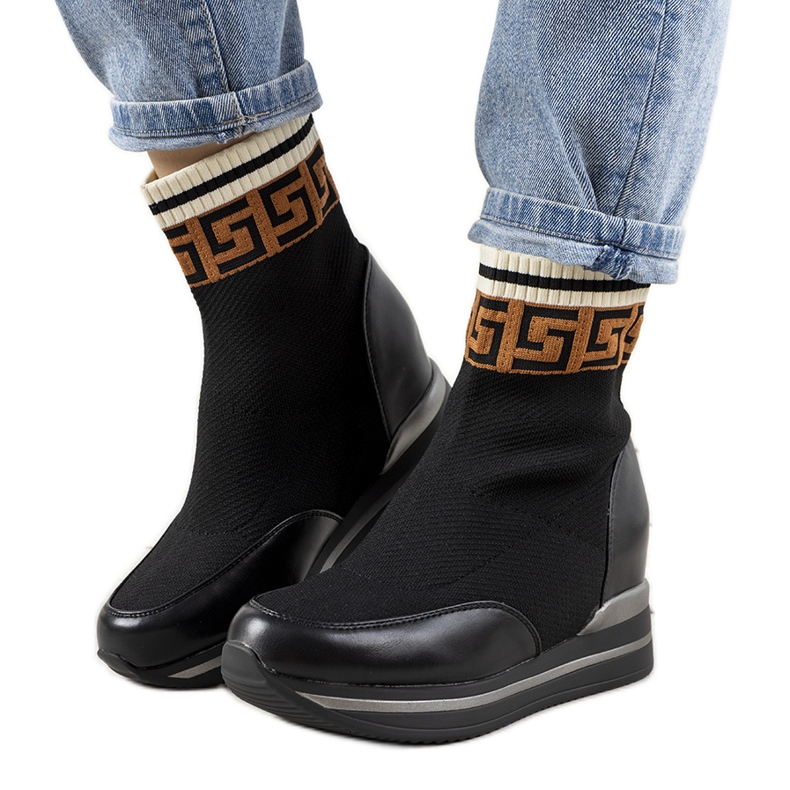 Tênis preto cunha Wanda