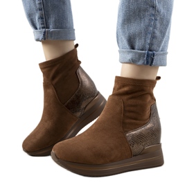 Tênis marrom com uma inserção de pele de cobra Garibay