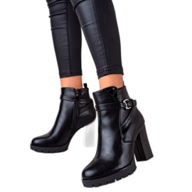 Bestelle Botas pretas em um poste alto preto