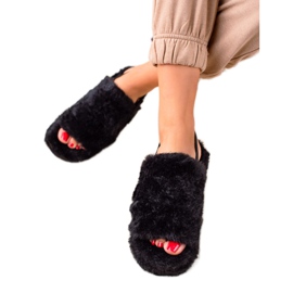 TRENDI Chinelos pretos em uma borracha TRENDI Chinelos pretos em uma borracha