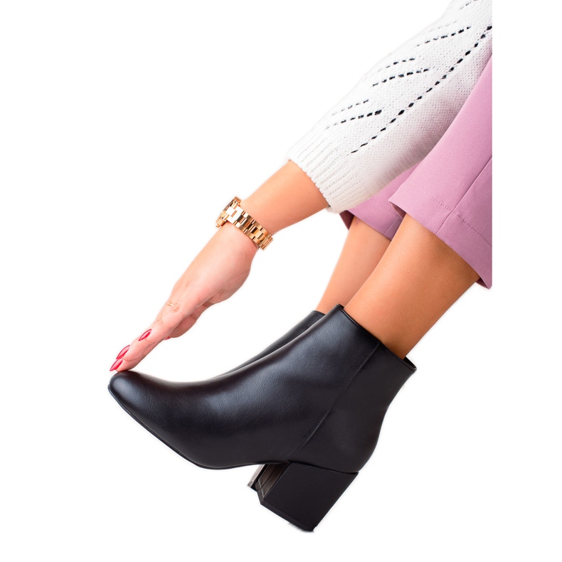 Renda Botas casuais em um poste largo preto