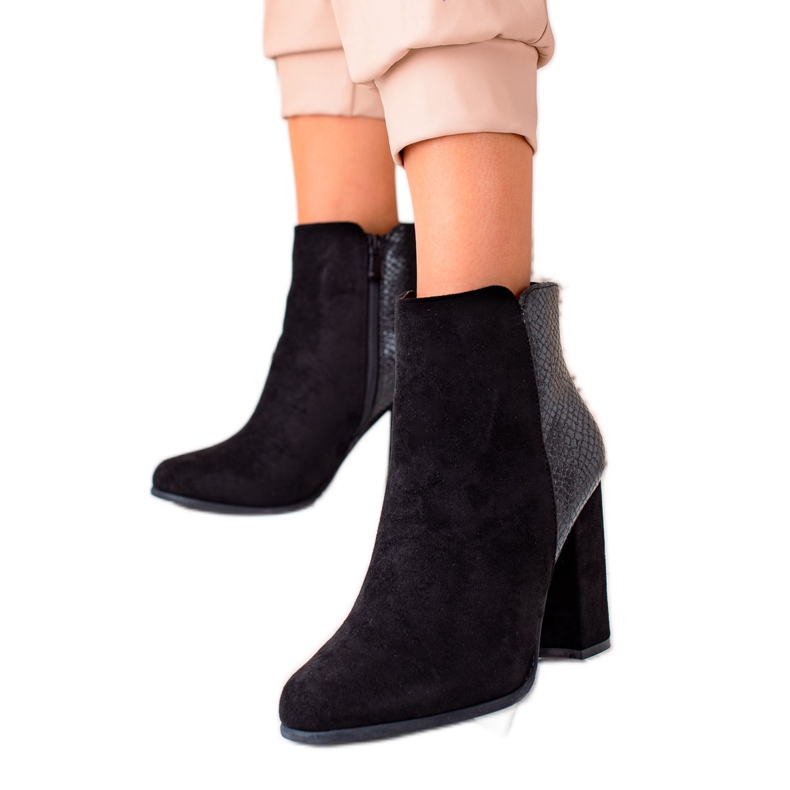 Janessa Botas pretas elegantes em um poste preto