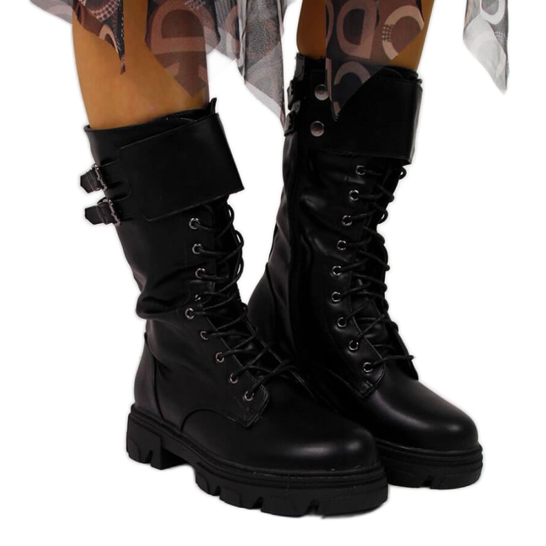 Trabalhadores isolados na plataforma Vinceza W JAN54 preta branco preto