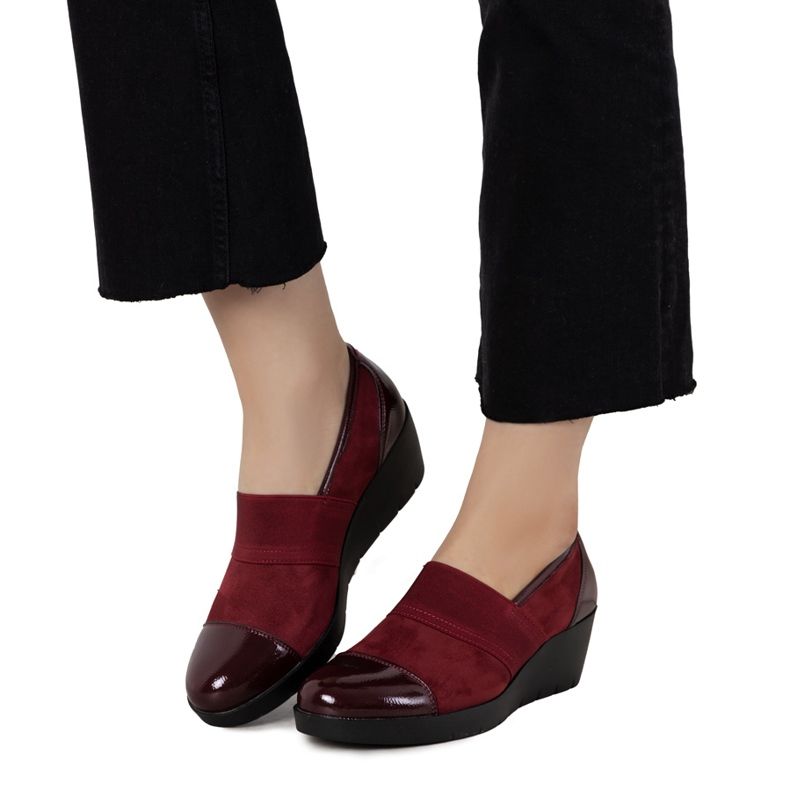 Brogues marrons em uma cunha Lirienne vermelho