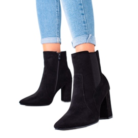 Marquiz Botas pretas elegantes em um post preto