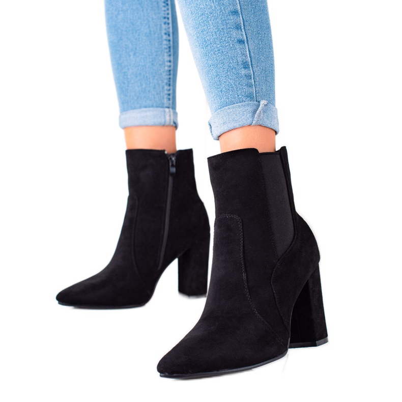 Marquiz Botas pretas elegantes em um post preto