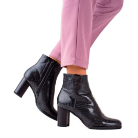 TRENDI Botas estampadas de cobra em uma postagem preto