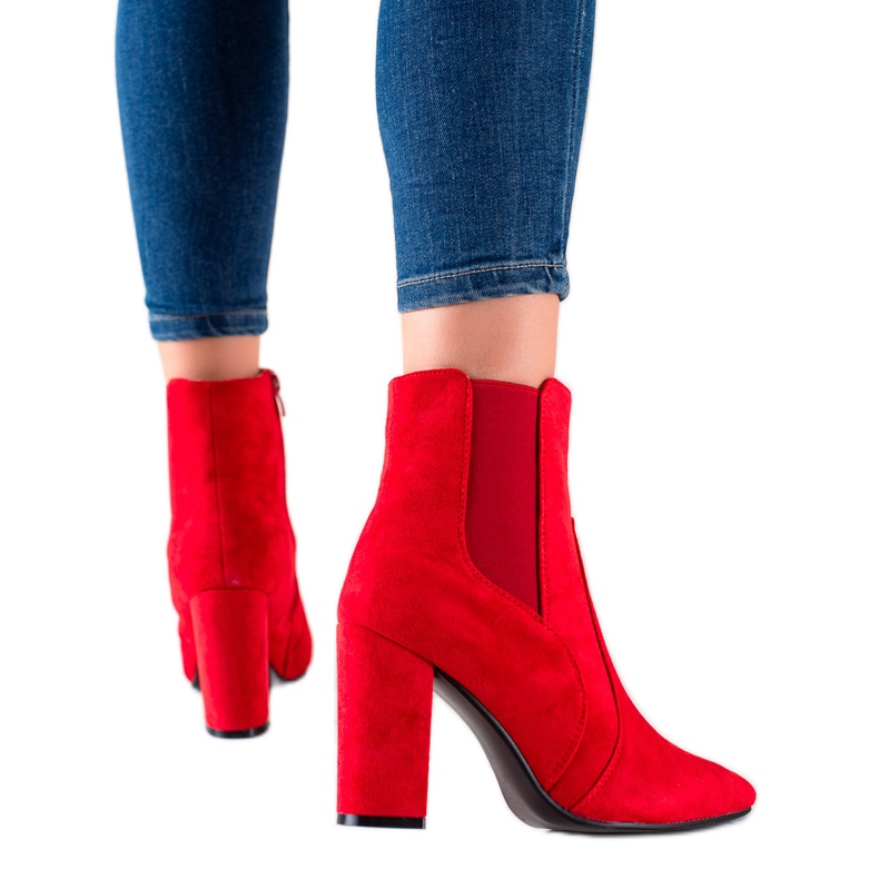 Marquiz Botas vermelhas elegantes em um poste vermelho