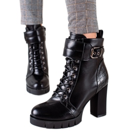 W. Potocki Trabalhadores atados em um posto de couro preto