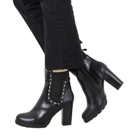 Botas pretas com tachas flamengas preto