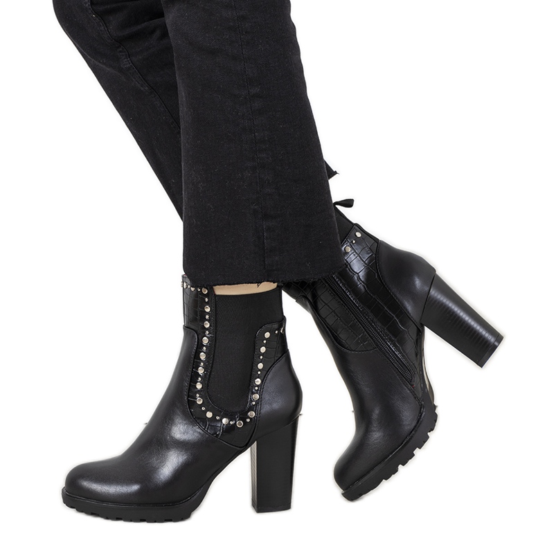 Botas pretas com tachas flamengas preto